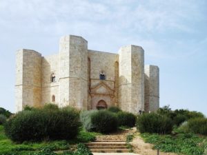 8 Château de Castel del Monte dans les Pouilles - RWEB